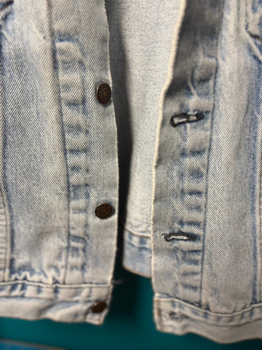 Vintage Levi's Light Blue Denim Jacket with Colorful 80’s Pins - Picture 4 of 10